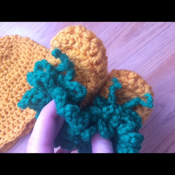 HP🍍Pineapple baby hat and shoe set crochet 0-3mo - Picture 2 of 8